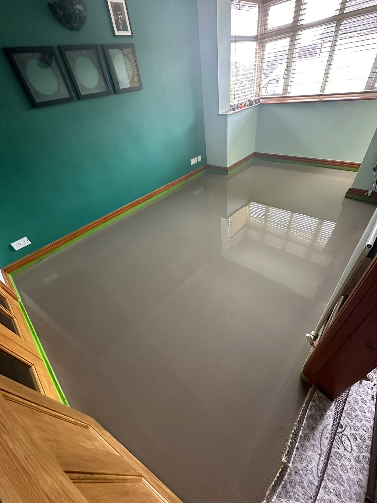Smooth grey floor screed preparation — ready for the finished flooring